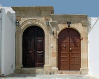 Maisons de capitaine de la vieille ville de Lindos à Rhodes. Cliquer pour agrandir l'image.