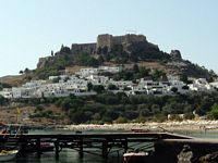 De acropolis van de stad Lindos in Rhodos. Klikken om het beeld te vergroten.