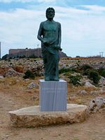 Standbeeld van de tiran Kleobulus van Lindos aan Lindos, eiland Rhodos. Klikken om het beeld te vergroten.