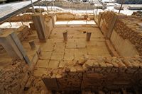 Le palais de Phaistos en Crète. La cour à péristyle. Cliquer pour agrandir l'image.