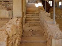 Le palais de Phaistos en Crète. Escalier entre les deux mégarons (auteur Olaf Tausch). Cliquer pour agrandir l'image.