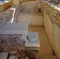 Le palais de Phaistos en Crète. Le bassin lustral du mégaron du Roi. Cliquer pour agrandir l'image.