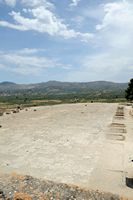 Le palais de Phaistos en Crète. La cour centrale vue du nord. Cliquer pour agrandir l'image.