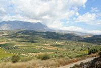 La ville de Mirès en Crète. La route nationale 97 d'Héraklion à Mirès vue depuis la colline de Roufas. Cliquer pour agrandir l'image.