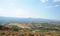 La ville de Mirès en Crète. Les ruines du château de Castel Nuovo vues depuis la colline de Roufas. Cliquer pour agrandir l'image.