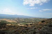 La ville de Mirès en Crète. Vue vers la plaine de la Messara depuis la colline de Roufas. Cliquer pour agrandir l'image.
