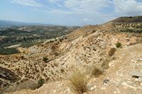 La ville de Mirès en Crète. Au-dessus de l'entrée de la grotte en labyrinthe de Gortyne à Roufas. Cliquer pour agrandir l'image.