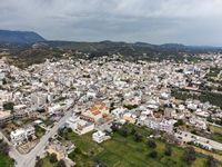 La ville de Mirès en Crète. Vue aérienne de la ville vue du sud-ouest (auteur C. Messier). Cliquer pour agrandir l'image.