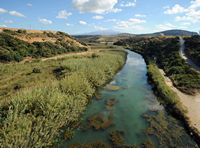 La ville de Pérama en Crète. L'embouchure du fleuve Géropotamos près de Panormos. Cliquer pour agrandir l'image.
