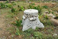 La ville de Pérama en Crète. Chapiteau dans les ruines de la basilique Sainte-Sophie de Panormos. Cliquer pour agrandir l'image.