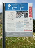 La ville de Pérama en Crète. Panneau d'information des monts Taléens. Cliquer pour agrandir l'image.