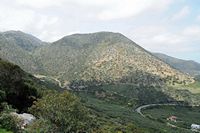 La ville de Pérama en Crète. Les monts Taléens dans la région de Sissès. Cliquer pour agrandir l'image.