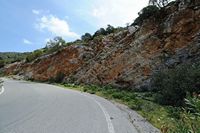 La ville de Pérama en Crète. Calcaires en plaquettes près de Sissès. Cliquer pour agrandir l'image.