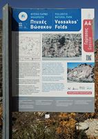 La ville de Pérama en Crète. Panneau d'information sur les plis géologiques de Vossakos. Cliquer pour agrandir l'image.