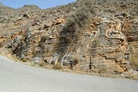 La ville de Pérama en Crète. Plis géologiques à Vossakos. Cliquer pour agrandir l'image.