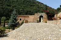 La ville de Pérama en Crète. La porte principale du monastère de Vossakos. Cliquer pour agrandir l'image.