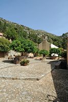 La ville de Pérama en Crète. La cour du monastère de Vossakos. Cliquer pour agrandir l'image.
