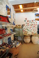 La ville de Pérama en Crète. Boutique d'un atelier de poterie à Margaritès. Cliquer pour agrandir l'image.
