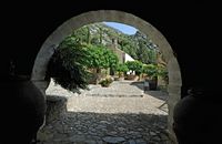 La ville de Pérama en Crète. Entrée de la cuisine du monastère de Vossakos. Cliquer pour agrandir l'image.
