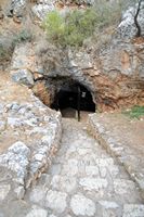 La ville de Pérama en Crète. L'entrée de la grotte de Mélidoni. Cliquer pour agrandir l'image.