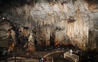 La ville de Pérama en Crète. La salle des Héros de la grotte de Mélidoni. Cliquer pour agrandir l'image.