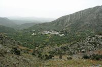La ville de Pérama en Crète. Le village d'Aloides au pied des monts Taléens. Cliquer pour agrandir l'image.