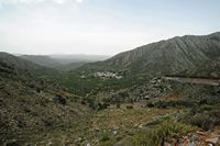 La ville de Pérama en Crète. Les unités tectoniques de calcaires en plaques et de phyllites-quartzites des monts Taléens. Cliquer pour agrandir l'image.