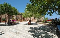Le canton de Réthymnon en Crète. La cour du monastère Sainte-Irène à Roussospiti (auteur Jerzy Strzelecki). Cliquer pour agrandir l'image.