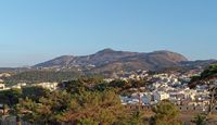 Le canton de Réthymnon en Crète. Le mont Vrysinas vu depuis Réthymnon (auteur Tomisti). Cliquer pour agrandir l'image.