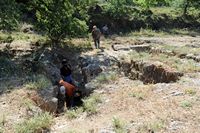 Le canton de Réthymnon en Crète. Excavation d'un couloir à la nécropole d'Arméni. Cliquer pour agrandir l'image.