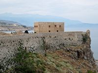 La forteresse de Réthymnon en Crète. La poterne du nord et la résidence des Conseillers (auteur Olaf Tausch). Cliquer pour agrandir l'image.