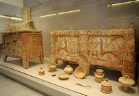Le musée archéologique de Réthymnon en Crète. Larnakes d'époque post-palatiale découvert dans la tombe 24 de la nécropole d'Armeni. Cliquer pour agrandir l'image.