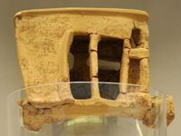Le musée archéologique de Réthymnon en Crète. Maquette d'un sanctuaire de l'époque proto-palatiale. Cliquer pour agrandir l'image.