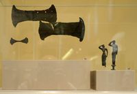 Le musée archéologique de Réthymnon en Crète. Haches rituelles néo-palatiales de Zominthos. Cliquer pour agrandir l'image.
