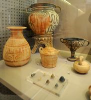 Le musée archéologique de Réthymnon en Crète. Poteries funéraires d'époque post-palatiale. Cliquer pour agrandir l'image.