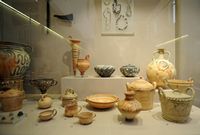 Le musée archéologique de Réthymnon en Crète. Poteries funéraires d'époque post-palatiale. Cliquer pour agrandir l'image.