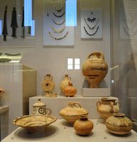 Le musée archéologique de Réthymnon en Crète. Céramiques d'époque post-palatiale. Cliquer pour agrandir l'image.