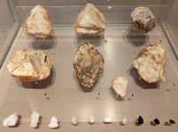 Le musée archéologique de Réthymnon en Crète. Pierres taillées de l'époque paléolithique (auteur Tomisti). Cliquer pour agrandir l'image.