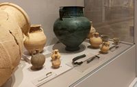 Le musée archéologique de Réthymnon en Crète. Artefacts d'époque sub-minoenne de Pantanassa (auteur Tomisti). Cliquer pour agrandir l'image.