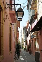 La vieille ville de Réthymnon en Crète. Le minaret de la mosquée Neratze vu depuis la rue Trikoupi. Cliquer pour agrandir l'image.