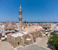 La vieille ville de Réthymnon en Crète. Vue aérienne de la mosquée Neratze (auteur C. Messier). Cliquer pour agrandir l'image.
