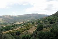 La ville de Réthymnon en Crète. La vallée de la rivière de Platania vue depuis Myrthios. Cliquer pour agrandir l'image.