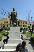 La ville de Réthymnon en Crète. Statue de Kostis Giampoudakis. Cliquer pour agrandir l'image.