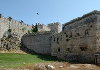 Terre-plein près de la Porte d'Amboise des fortifications de Rhodes. Cliquer pour agrandir l'image.