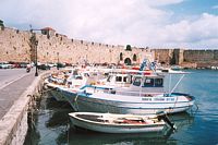 Las fortificaciones de Rodas vistas del puerto. Haga clic para ampliar la imagen.