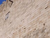 De hoge muren van de vestingwerken van Rhodos. Klikken om het beeld te vergroten.