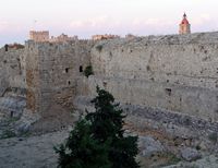 Remparts vers le bastion Saint-Georges des fortifications de Rhodes. Cliquer pour agrandir l'image.