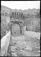 La Puerta de los Cañones de las fortificaciones de Rodas fotografiada por Lucien Roy hacia 1911. Haga clic para ampliar la imagen.