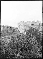 Fossé à la porte d'Amboise des fortifications de Rhodes, photographie de Lucien Roy vers 1911. Cliquer pour agrandir l'image.