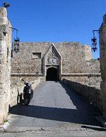 Porte Saint-Jean des fortifications de Rhodes, porte extérieure. Cliquer pour agrandir l'image.
